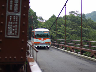 吊り橋を渡るシャトルバス