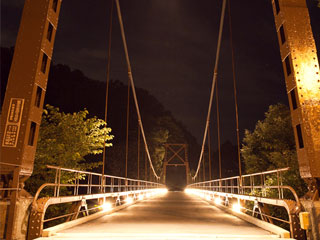 ライトアップした夜の吊り橋
