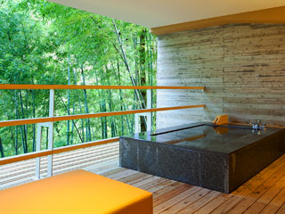 1階客室の例：御影石の浴槽